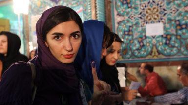 Giovani donne al seggio elettorale nel 2015. Le donne sono ormai il 70% degli studenti universitari in Iran.