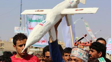 Huthi brandiscono un drone finto durante le feste dell'Ashura in Yemen
