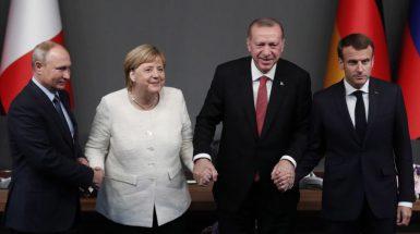 Putin, Merkel, Erdogan e Macron si tengono per mano al summit di Istanbul sulla Siria, il 27 ottobre 2018