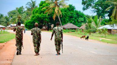 Soldati delle Forças Armadas de Defesa de Moçambique. L’esercito nazionale è afflitto da numerosi problemi, quali l’obsolescenza degli arsenali e l’alto tasso di diserzione.