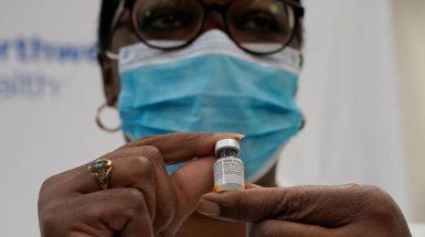 La prima dose di vaccino anti-Covid iniettata a New York