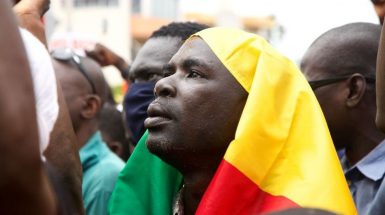 Gente nelle strade di Bamako dopo l'ultimo colpo di stato in Mali
