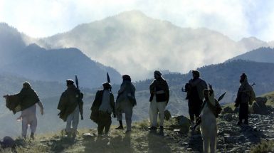 Mujaheddin in ritirata sulle montagne di Tora Bora dopo l'attacco NATO dell'autunno 2001