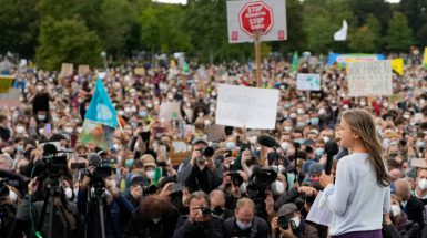 Greta Thunberg davanti al Reichstag per il "Friday for Future" del 24 settembre