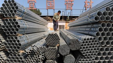 epa01865575 Workmen load steel tubes in a metals wholesale market in Shenyang, northeast China 18 September 2009. U.S. Steel has asked President Obama to impose 90% duties on imports of Chinese steel tubes which it alleges are being dumped at prices below the cost of production.  EPA/MARK