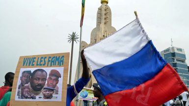 Manifestanti filorussi in Mali. Gli uomini nella fotografia sul cartellone sono i vertici della giunta militare delle Forze Armate Maliane (FAMa) che hanno preso il potere lo scorso anno con un colpo di stato. (© REUTERS/Amadou Keita)