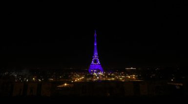 La Tour Eiffel illuminata con i colori della bandiera dell'Unione Europea